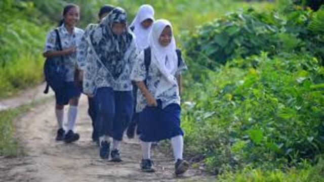 Perjuangan Siswa Menempuh Jarak Jauh demi Pendidikan